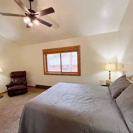 Ponderosa B Cabin Suite